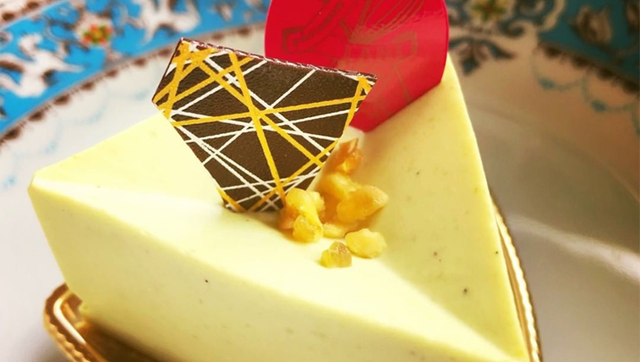 苺のケーキとピスタチオのショートケーキの写真